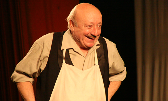 Actorul Marin Moraru joaca in spectacolul Teatrului National din Bucuresti, Take, Ianke si Cadar, la sala Casei de Cultura a Sindicatelor, in Constanta, duminica, 4 noiembrie 2007. FLORIN GHEORGHE / MEDIAFAX FOTO