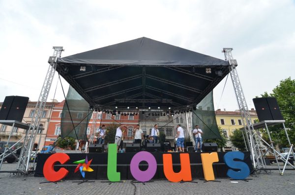 Doua scene de concerte in 2015- plaja si Depozitul de Film